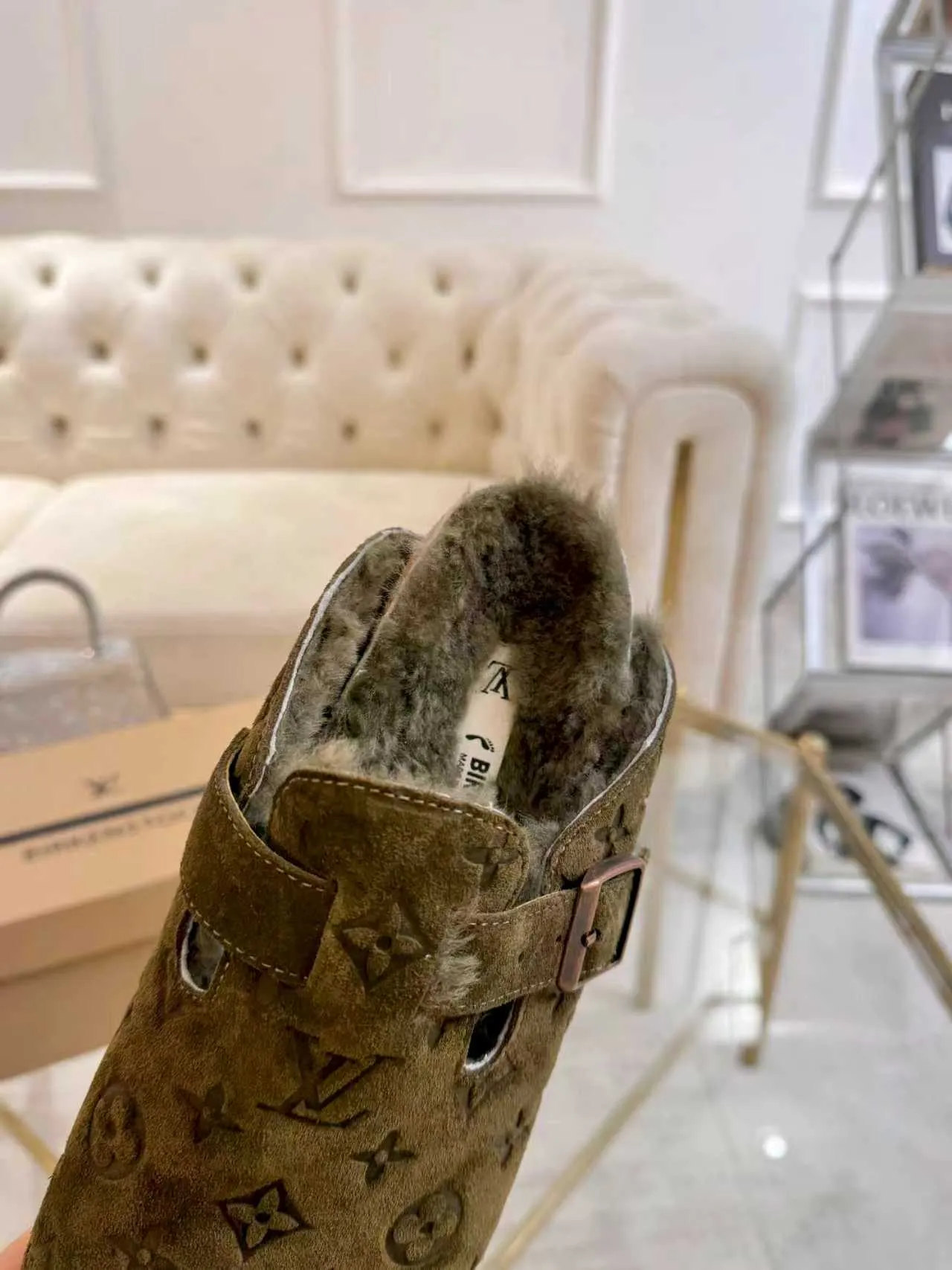 p600🐮🐮 LV wool slippers for couples｜Even the toes exude a sense of luxury ✨ For this pair of LV classic Birkenstock slippers, we have achieved the ultimate restoration of the "higher version", with the mark of luxury in every detail. 👫 ▫️ Original jacquard with delicate cowhide leather, retro texture is at your fingertips; ▫️ 100% pure wool lining, wearing barefoot is like stepping on clouds, skin-friendly, breathable and not sweaty; ▫️ Three-dimensional toe cap + non-slip rubber sole, safe and secure when walking in the wind. The belt buckle and presbyopia elements are embellished, revealing the aura of a big-name brand in a low-key manner. Whether it is on a date or out on the street, every step is like walking in the middle of a show. Pair it with jeans for a lazy and casual look; with a coat and skirt, it will look elegant. With one pair of shoes, you can easily switch between multiple styles, and you never have to be deliberate about the sense of luxury. #LVcouples #high-endwear #lightluxurylife #quality recommendation Fabric: classic presbyopia/imported sheepskin/classic jacquard fabric Lining: imported wool lining Sole: original rubber sole Size: Female 35-41 Male 38-46